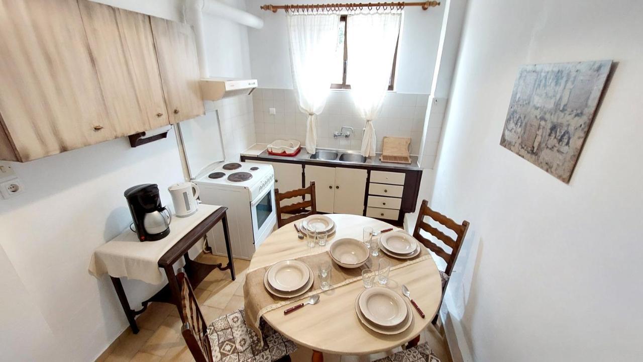 Apartment Lourantos &