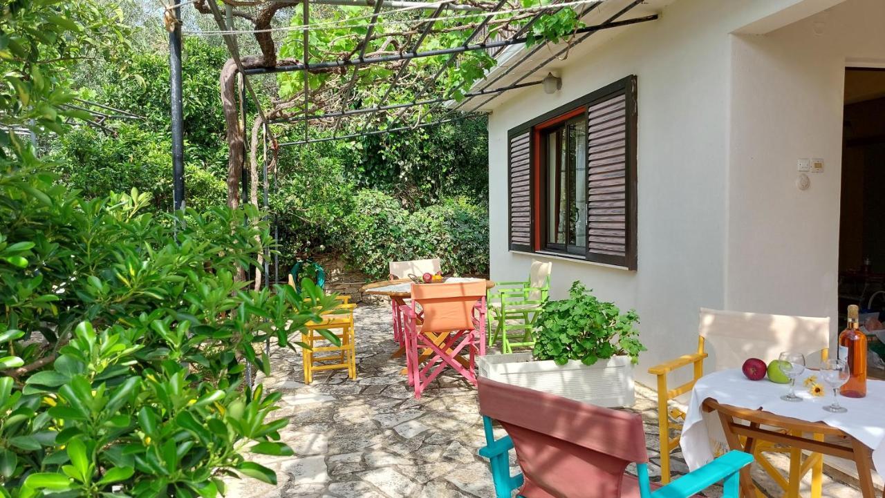 Apartment Lourantos &
